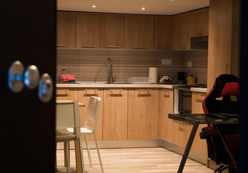 Modern Cozy Appartment In Tesalonika Bagian luar foto